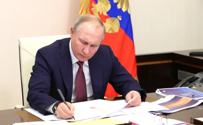 Владимир Путин хочет разрешить госслужащим работать до предела возможностей