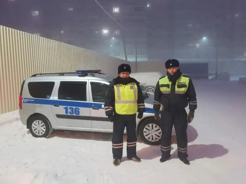 Инспекторы ДПС эвакуировали жильцов из горящего дома в Якутске