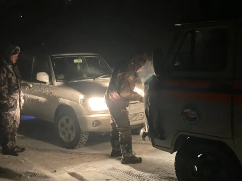 Девушку, застрявшую на несанкционированной переправе в машине, эвакуировали спасатели