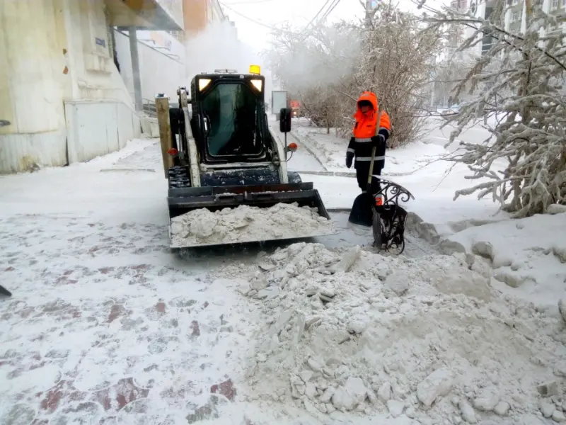 В Якутске продолжается вывоз снега и наледей