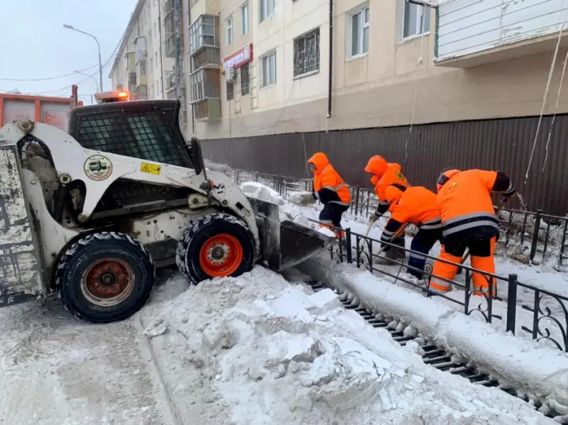 Дорожники продолжают плановую уборку и вывоз снега с улиц Якутска