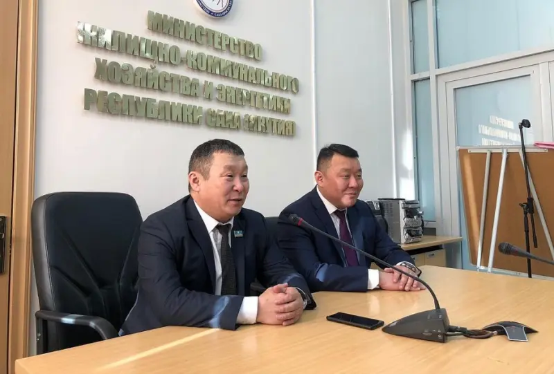 Нового министра ЖКХ Якутии Вячеслава Емельянова представили коллективу министерства