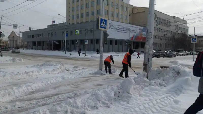 Более пяти тысяч кубометров снега ежедневно вывозят с улиц Якутска