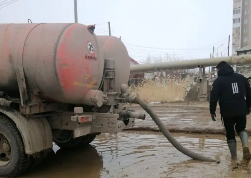 «Жилкомсервис» продолжает откачку талой воды с улиц Якутска