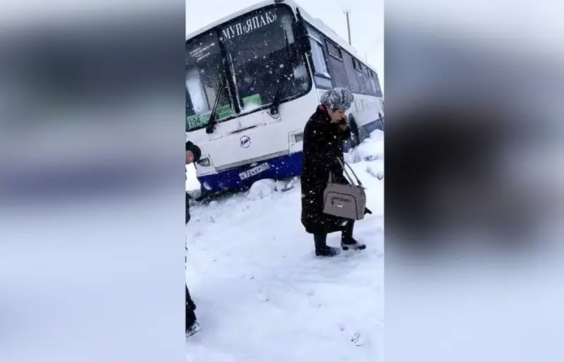 Видеофакт: Пригородный автобус из микрорайона Кангалассы съехал с дороги из-за гололеда