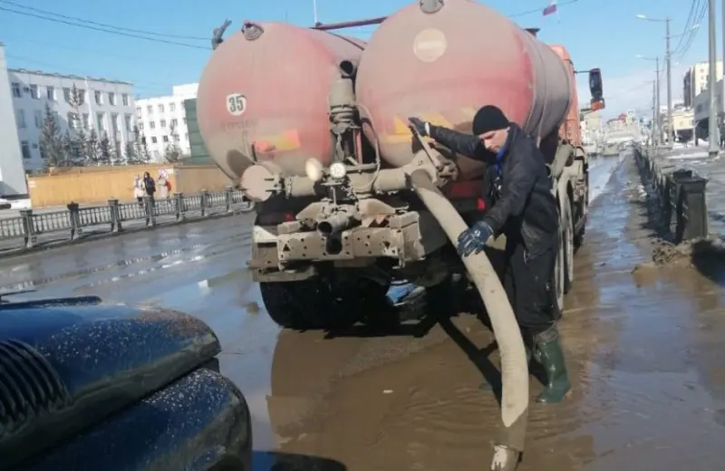 К откачке талых вод с заниженных мест приступили коммунальщики Якутска