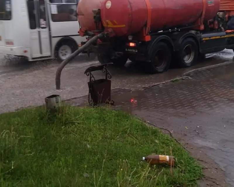 Откачка дождевой воды ведется с улиц Якутска