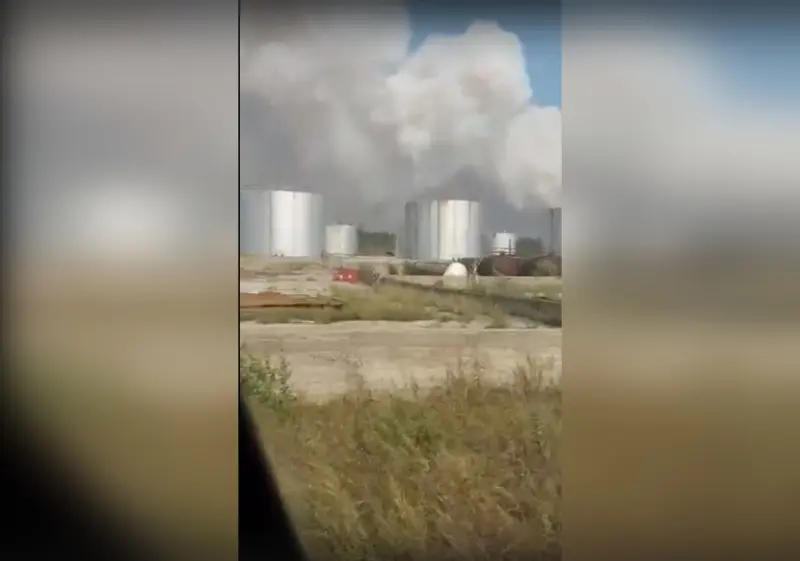Огонь в 1,5 километрах от местной нефтебазы сдерживают пожарные в поселке Сангар