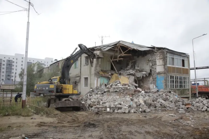 В Якутске приступили к сносу дома на улице Автодорожная, 8/4