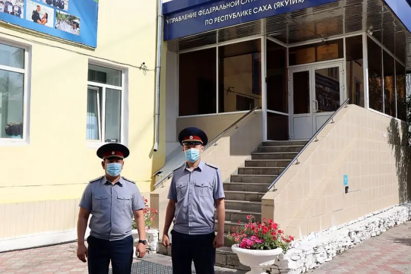 Сотрудники УФСИН спасли людей из горящего дома в Якутске