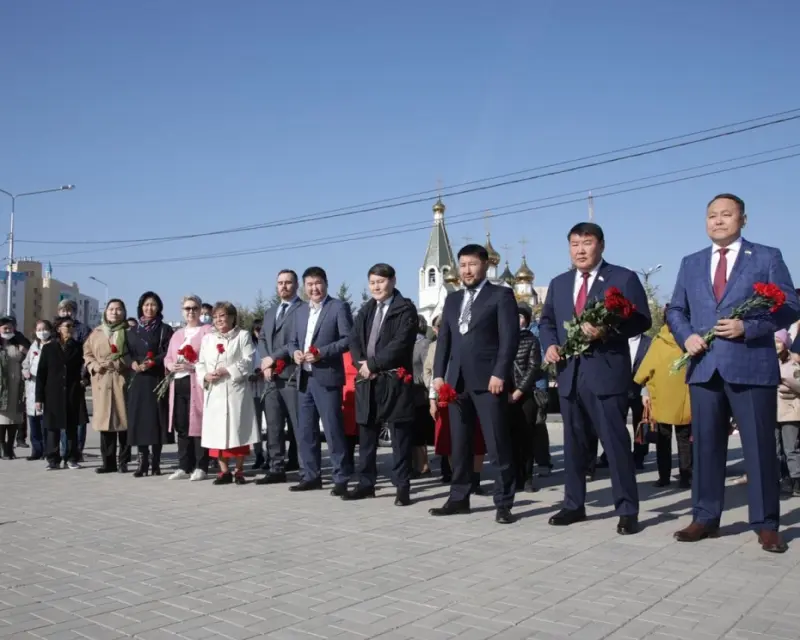 В День города возложили цветы к памятникам Петру Бекетову, Ивану Крафту и Семену Дежнёву