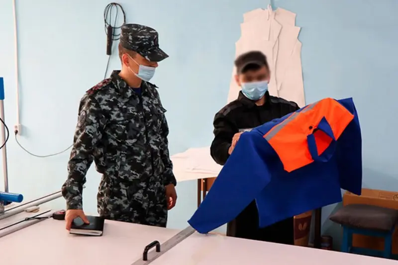С подшитым делом за швейную машинку: В исправительной колонии № 3 наращивают производство швейной продукции