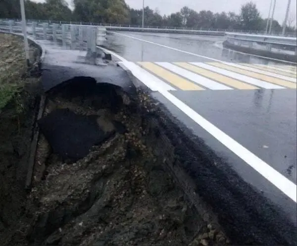 В Брянске за неделю разрушилась новая дорога, которую открывали Неверов и губернатор