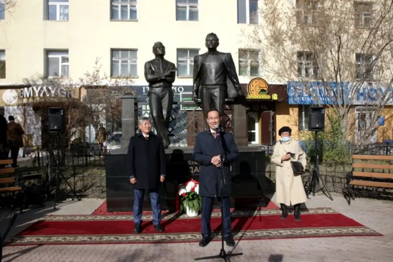 В Якутске открыли памятник народным писателям Якутии Семену и Софрону Даниловым
