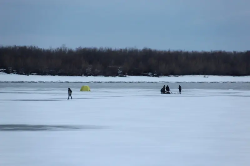 Фотофакт: Первые рыбаки на городской протоке