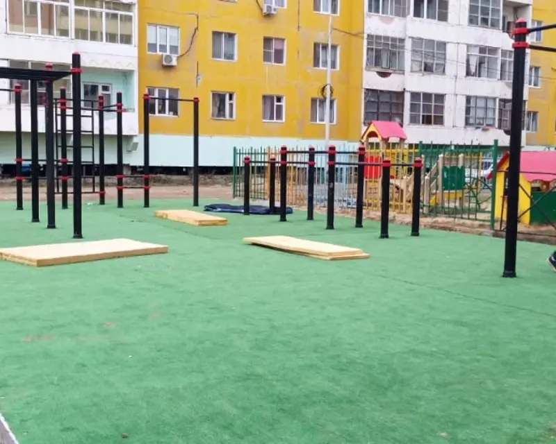 В Якутске продолжают установку воркаут-площадок
