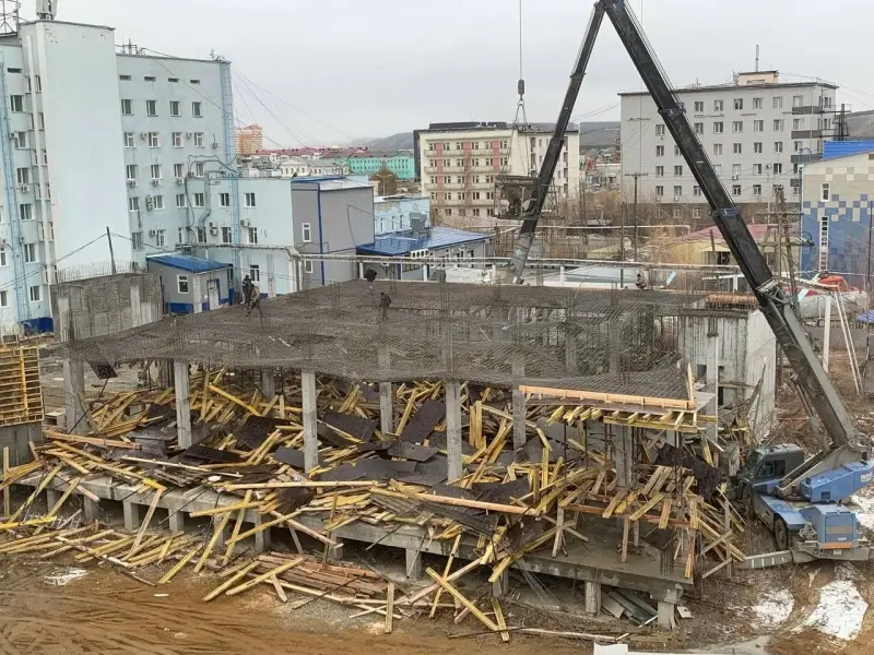 Нелегальную стройку в Якутске обнаружили только после того, как там обрушилась конструкция