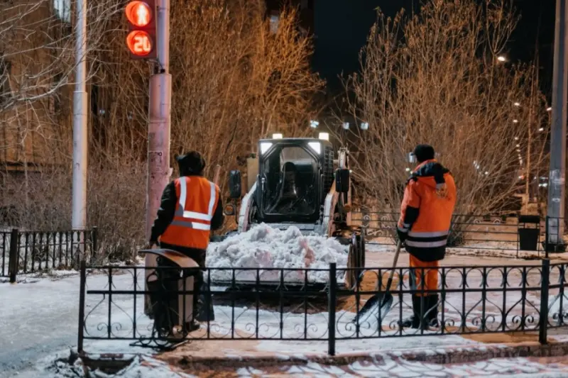 Уборка и вывоз снега продолжаются в усиленном режиме в Якутске