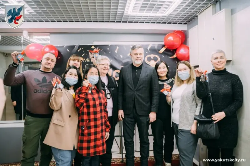 В Якутске вручили ключи от новых квартир переселенцам из аварийного жилья и детям-сиротам