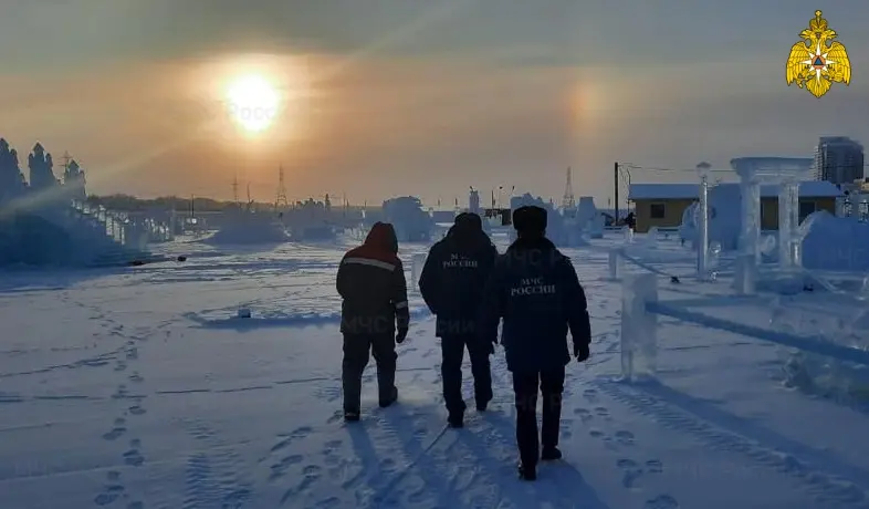 Безопасность строящегося Ледового городка в Якутске проверили инспекторы ГИМС