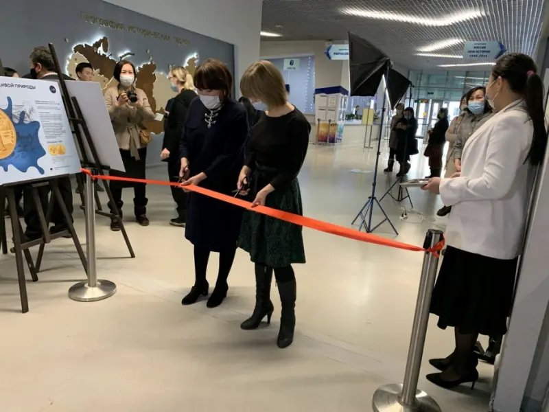 В историческом парке открылась выставка ботанической иллюстрации и марины