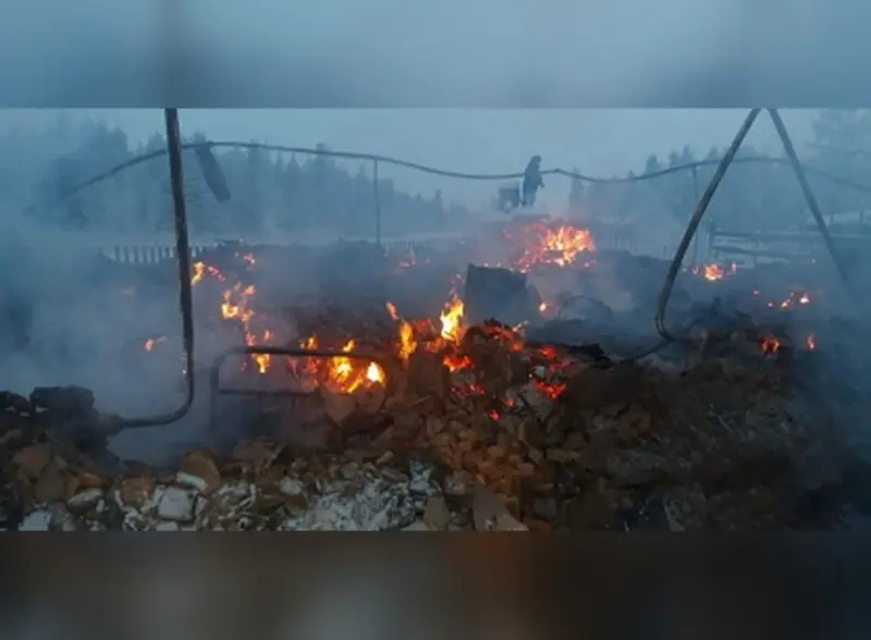 Тела двух человек обнаружены на пожарище в поселке Томтор, проводится проверка