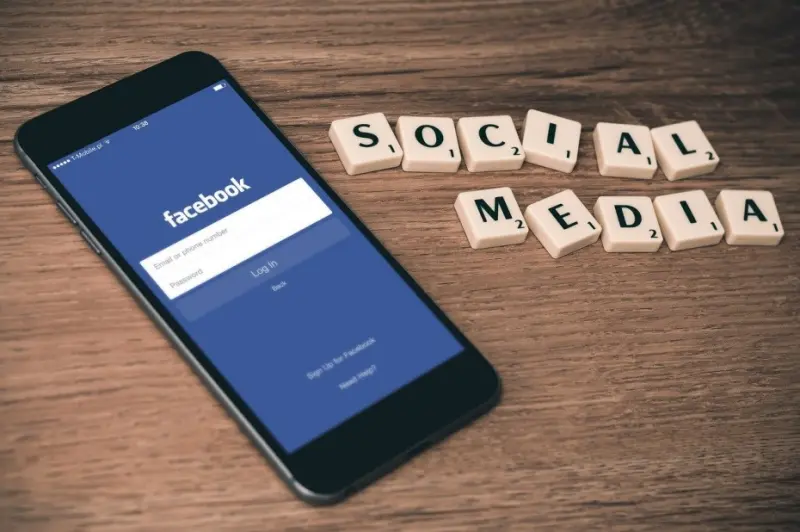 Роскомнадзор счел, что  Facebook ограничивает права россиян, и ограничил доступ к ресурсу