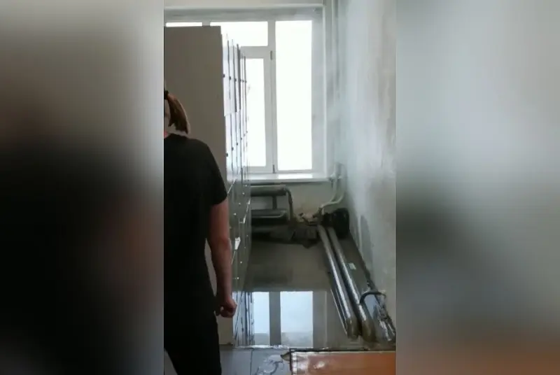Видеофакт: Прорвало трубу горячего водоснабжения в школе №10 в Якутске