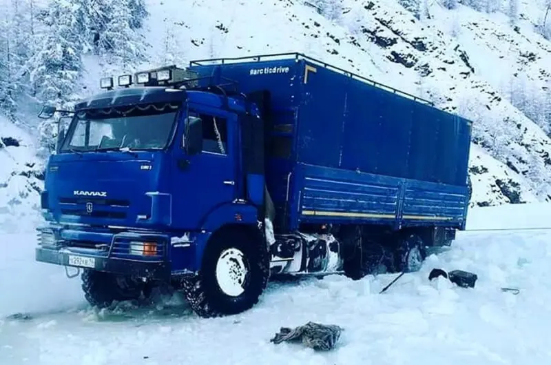 Большегруз с автомаслами опрокинулся в Среднеколымском районе