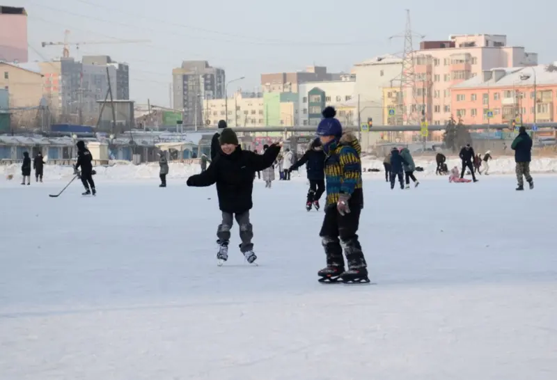 Теплые весенние дни на ледовых катках города. Фотографии