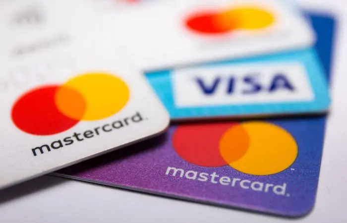 Карты Visa и Mastercard, выпущенные российскими банками, продолжат работать на территории РФ в обычном режиме