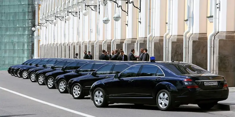 На работу на автобусе: Чиновники и первые лица России рискуют остаться без авто