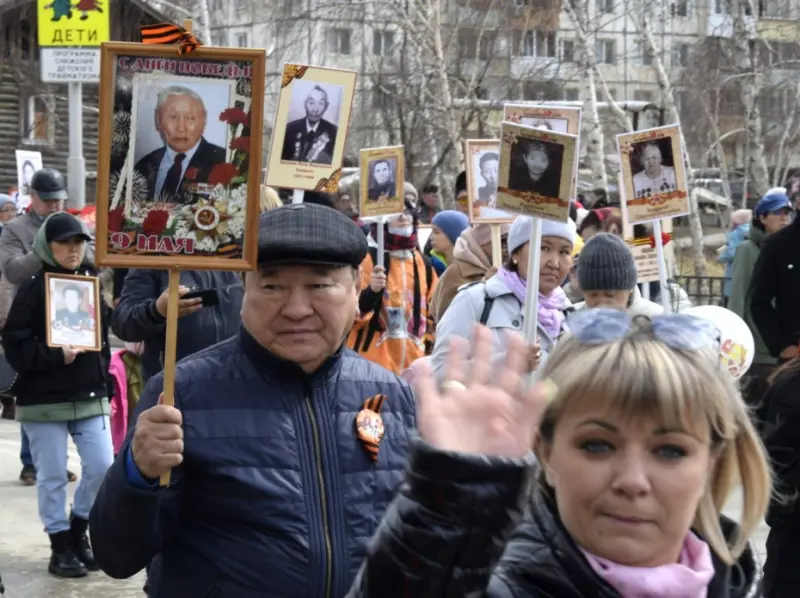 «Бессмертный полк» и другие события: Фотоотчет с 77-летия Победы в Якутске
