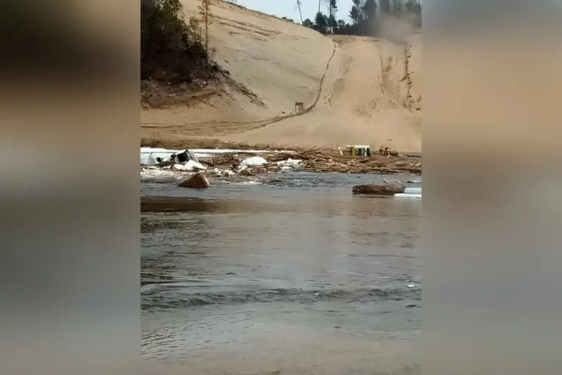В Ленском районе затонуло два бульдозера