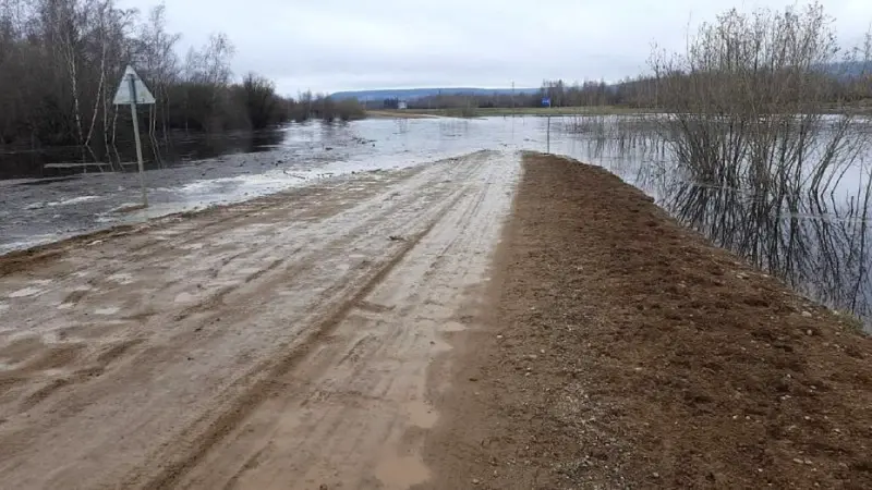 В связи с паводком временно закрыт участок автодороги «Умнас» в Олекминском районе