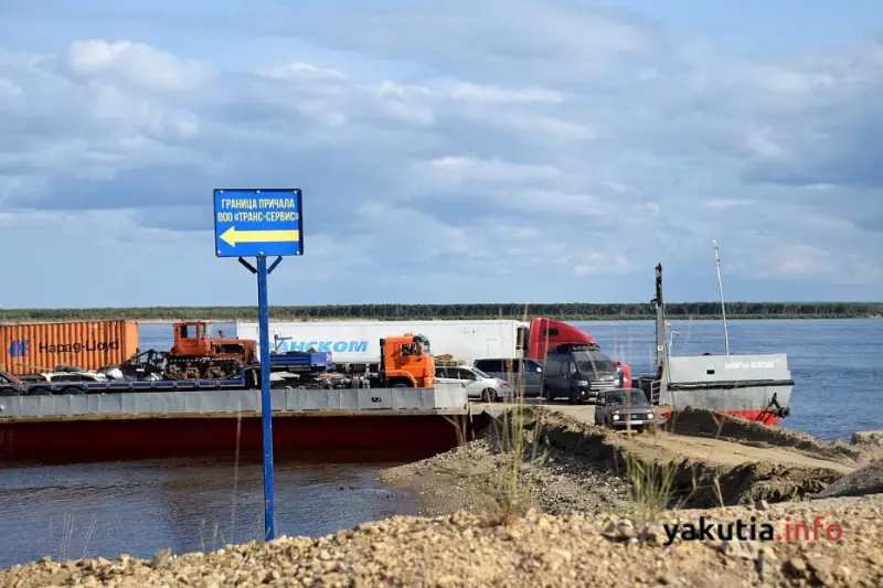 На переправе «Якутск – Нижний Бестях» курсируют 13 паромов
