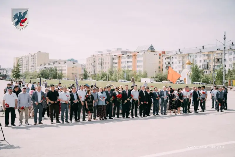 В День памяти и скорби в Якутске возложили цветы к монументу «Воинам-победителям»