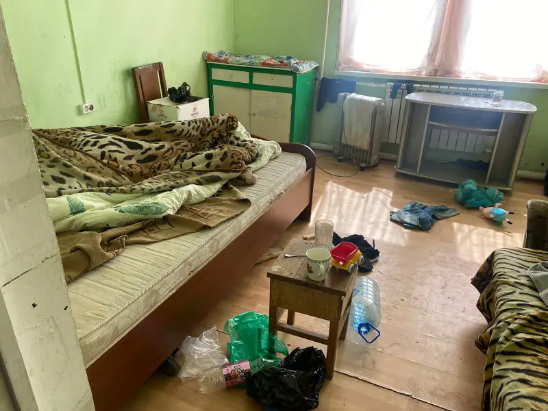 Пока мать пьянствовала в гостях, её четырех летний малыш вылез через окно дома для поиска еды