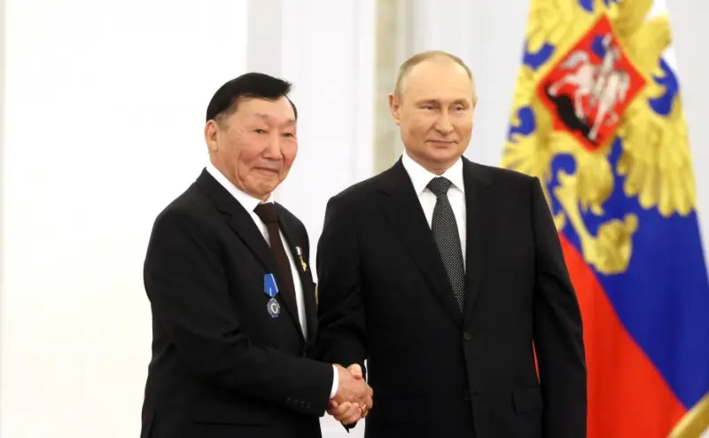 Звезду Героя Труда вручил Владимир Путин якутскому дояру Владимиру Михайлову