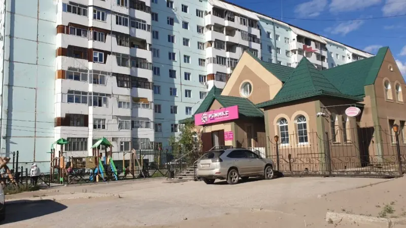 «Пейте дети …»: Алкомаркет открыли рядом с детской площадкой в 202 микрорайоне