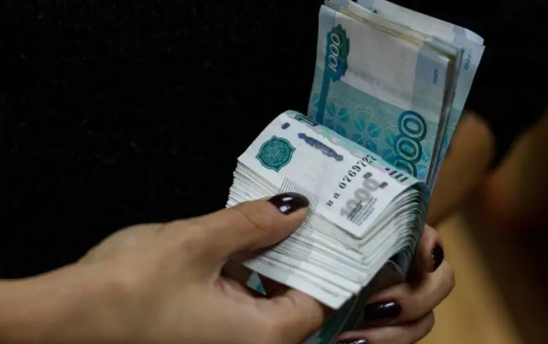 Главбух администрации Олекминска, находясь по уходу за ребенком, путем махинаций одновременно получала две зарплаты