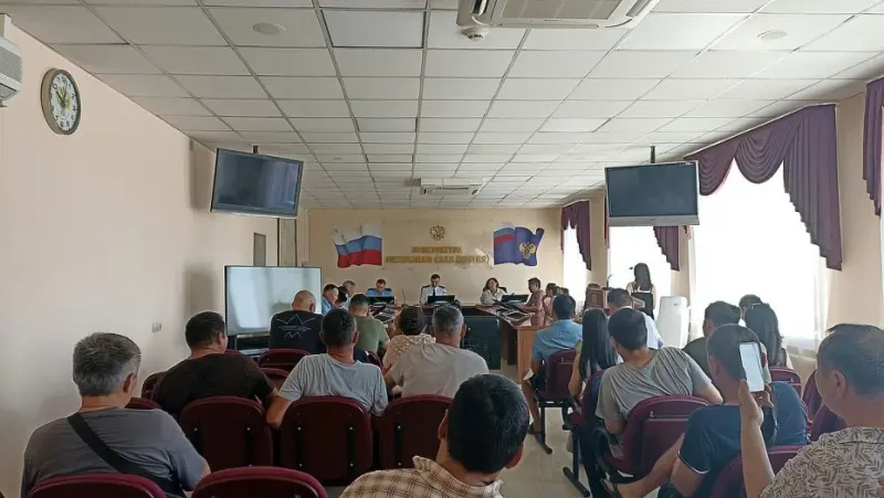 Спросим с главы района и Минсельхоза: Зампрокурора Якутии встретился с дальнобойщиками, которым задолжали за перевозку сена