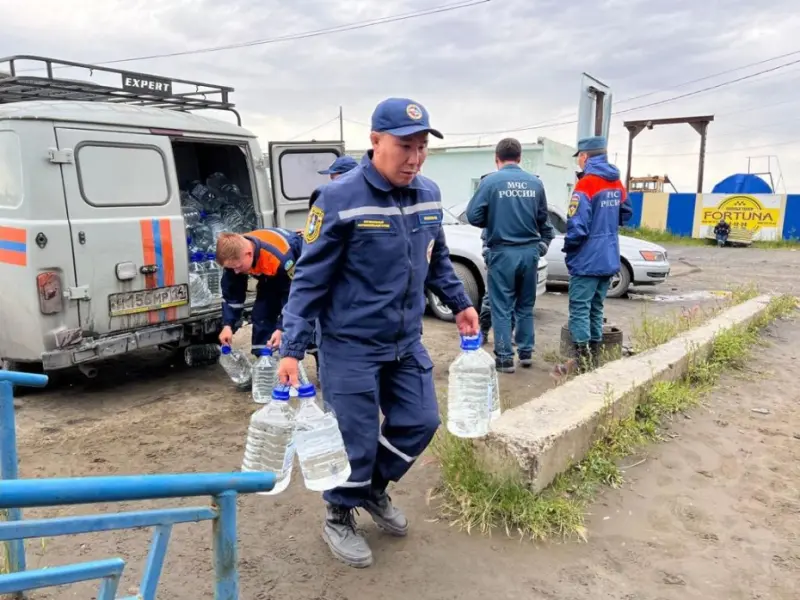В Верхоянском районе спасатели укрепляют дамбу
