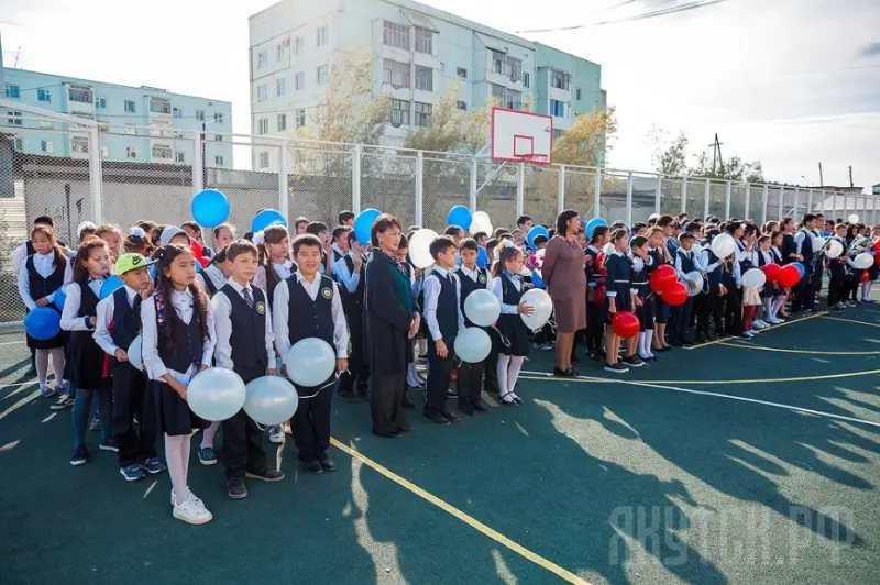 С 1 сентября неделю в школах будут начинать с исполнения гимна