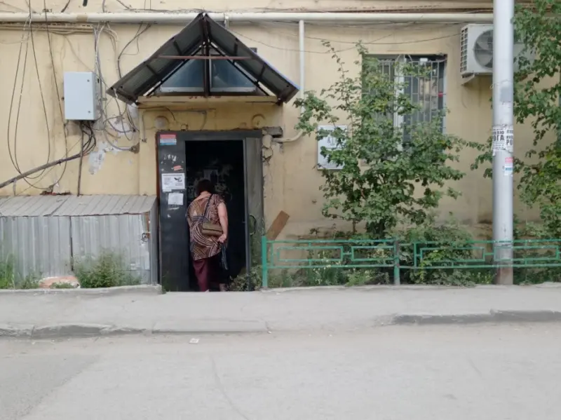 Каждый разбит по-своему: Что не так с подъездами в центре Якутска