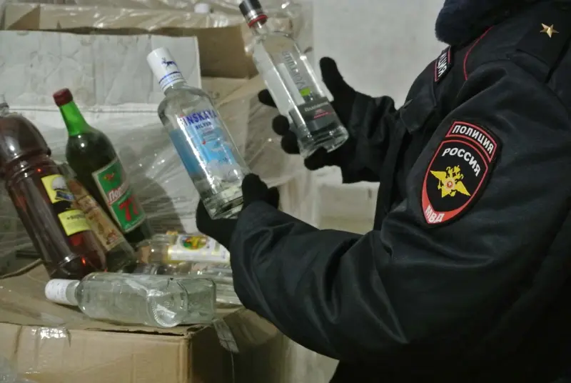 Экс-полицейский и предприниматель предстанут перед судом по делу о нелегальной торговле алкоголем