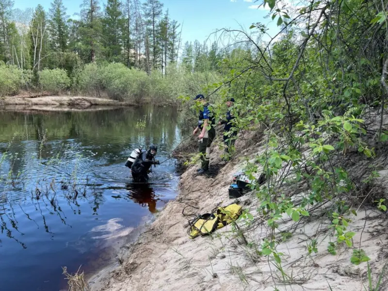 Поиски пропавшей в Усть-Майском районе: Водолазы Службы спасения обнаружили лодку