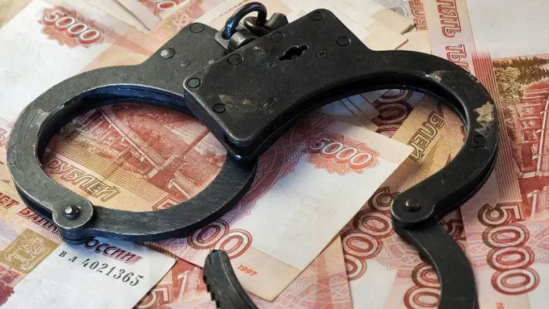 Мошенник представляясь сотрудником ГИБДД брал деньги за якобы за предоставление водительских прав