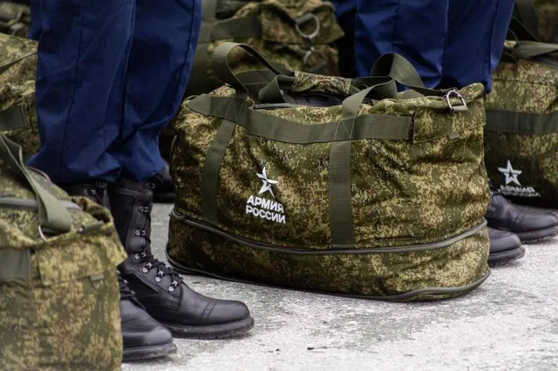 Лично в руки или по почте: Через соцсети и по телефону не мобилизуют — Минобороны России