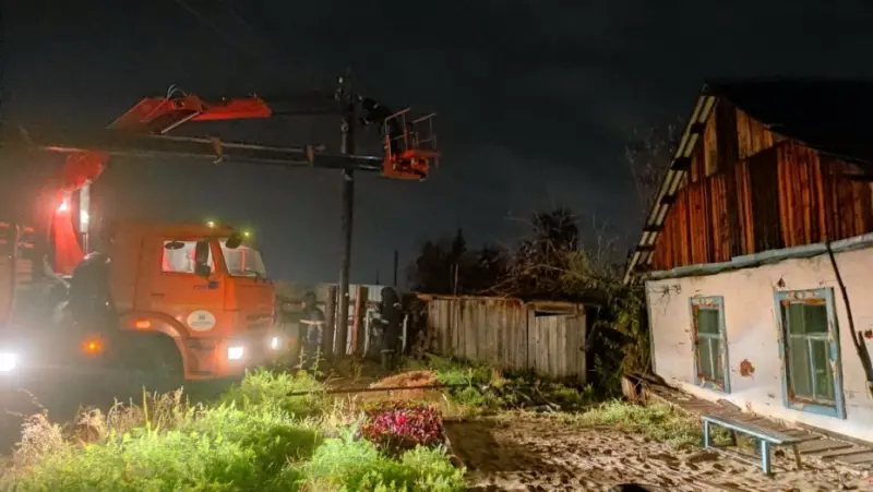 Энергетики продолжают устранять последствия шквалистого ветра в Якутске